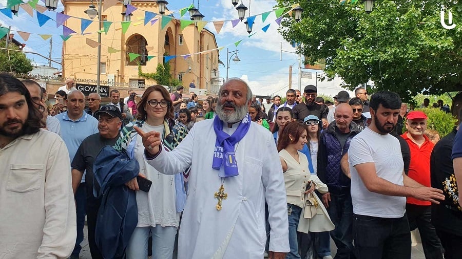 Archbishop Bagrat Srbazan Greeted Warmly by Gyumri Locals