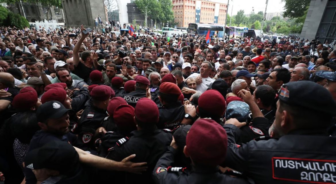 Demonstrators Clash with Police at Armenian Foreign Ministry