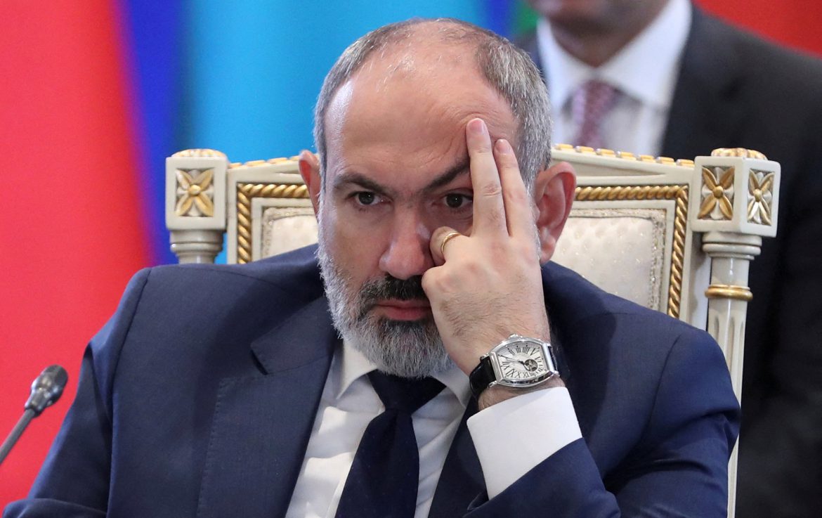 Yerevan Resident Faces Two Years for Apple Toss: Pashinyan Mistakes Fruit for Grenade