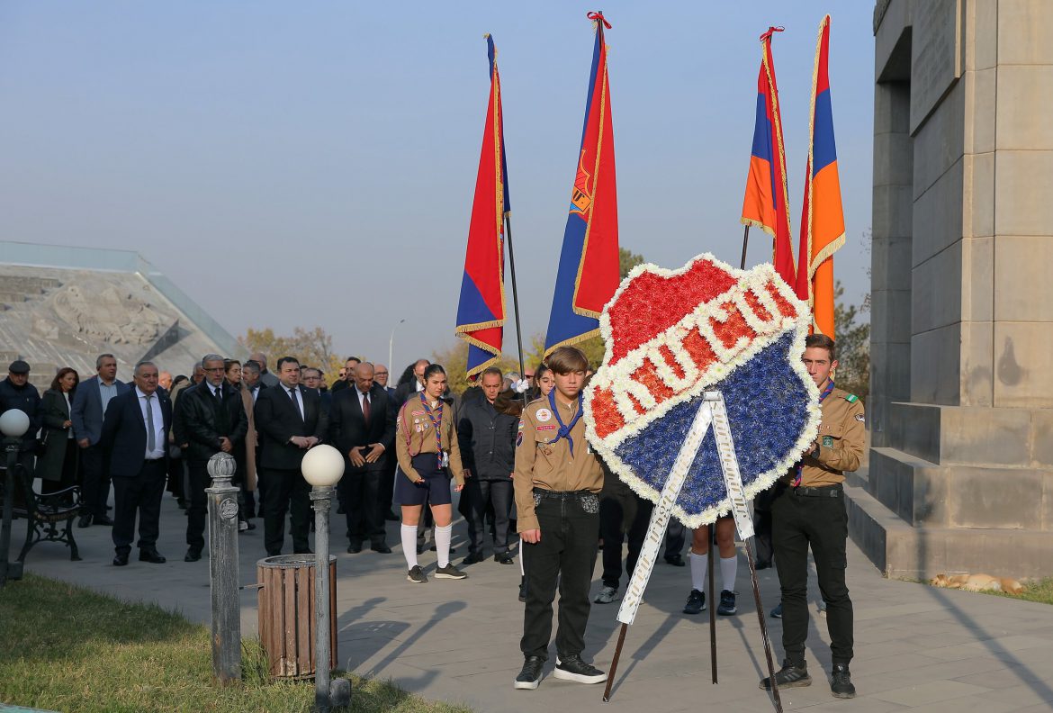 Հ.Մ.Ը.Մ.Ի միջ-դիւանական 11-րդ խորհրդաժողովին բացումը եռաբլուրի նահատակաց պանթէոնէն