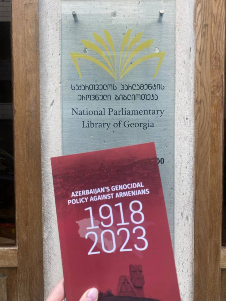 Վրաստանի խորհրդարանի եւ համալսարանների գրադարանները համալրուել են Արդբեջանի կողմից իրականացուած ցեղասպանութիւնների մասին պատմող գրքերով